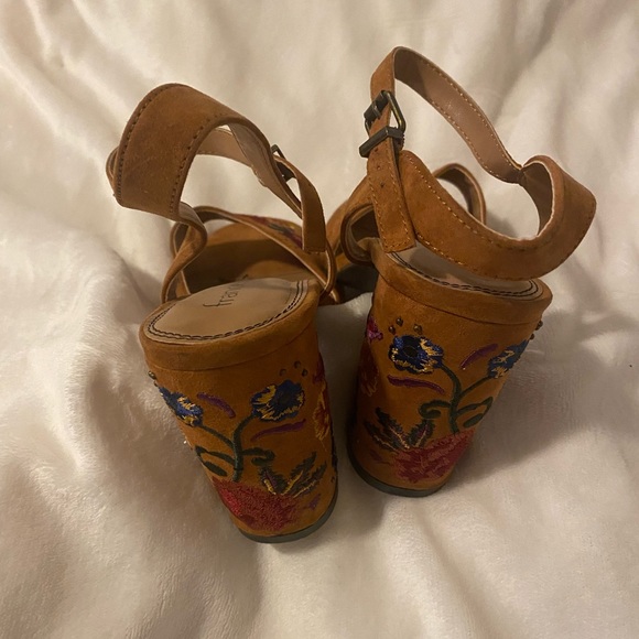 W Size 10 Francesca’s Floral Embroidered Brown Suede Ankle Strap Heels - Picture 2 of 3